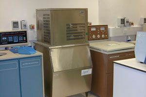 laboratory ice machine with storage